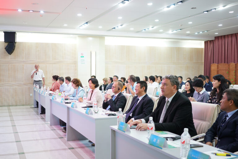 Representatives from policy, science, and business are exchanging ideas and solutions at the symposium, © HAAS