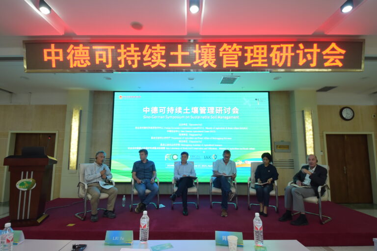 Expert panel with OUYANG Zhu, Carsten Hoffmann, LIU Jie, Alejandro Figueroa, WANG Qiuju, and Jürgen Ritter (left to right)