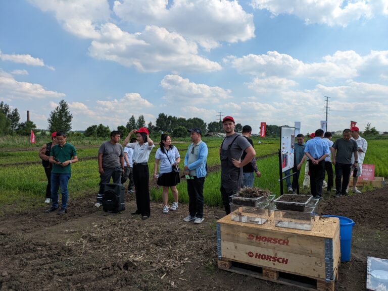 Experts demonstrate the effects of covering the soil with straw at the HORSCH field day, © DCZ