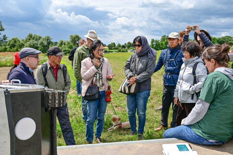 Chinese experts inspect a weeding robot developed at HNEE, ©Ulrich_Wessollek